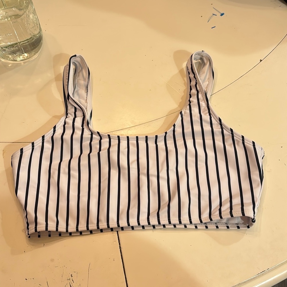 🌸SHEIN Black and White Striped Bikini Top